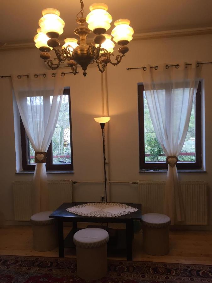Dedo, Salara Apartment