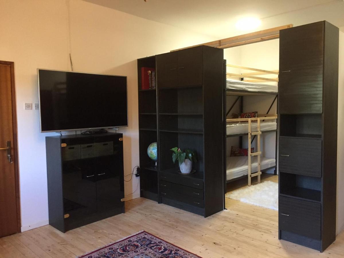 Dedo, Salara Apartment